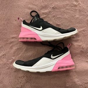 Girl’s Nike sneakers Size 7Y